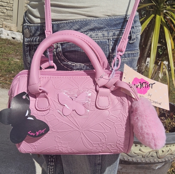 BETSEY JOHNSON PINK EMBOSSED BUTTERFLY BARREL CROSSBODY w/FLUFFY HEART TASSEL - Picture 3 of 10